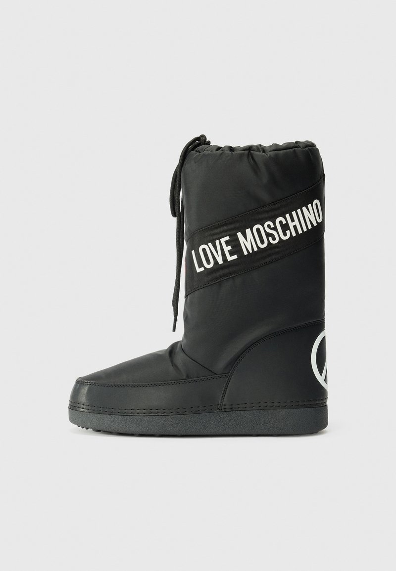 Botín negro impermeable con punta redonda, cierre de cordón y una banda que presenta el logo "LOVE MOSCHINO". Textura suave con suela plana.