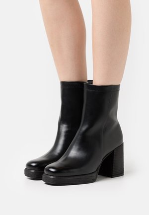 Classic ankle boots - black