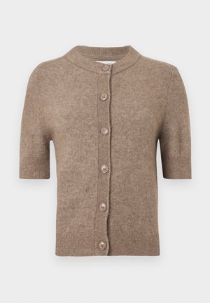 Cárdigan marrón de manga corta hecho de tela suave con escote redondo, que cuenta con seis botones marrones en la parte delantera y dobladillos acanalados.