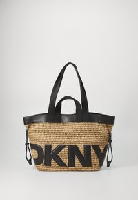 Saco de palha trançada com acabamentos em couro preto, apresentando um grande logotipo "OKNY", duas alças e fecho de cordão ajustável.