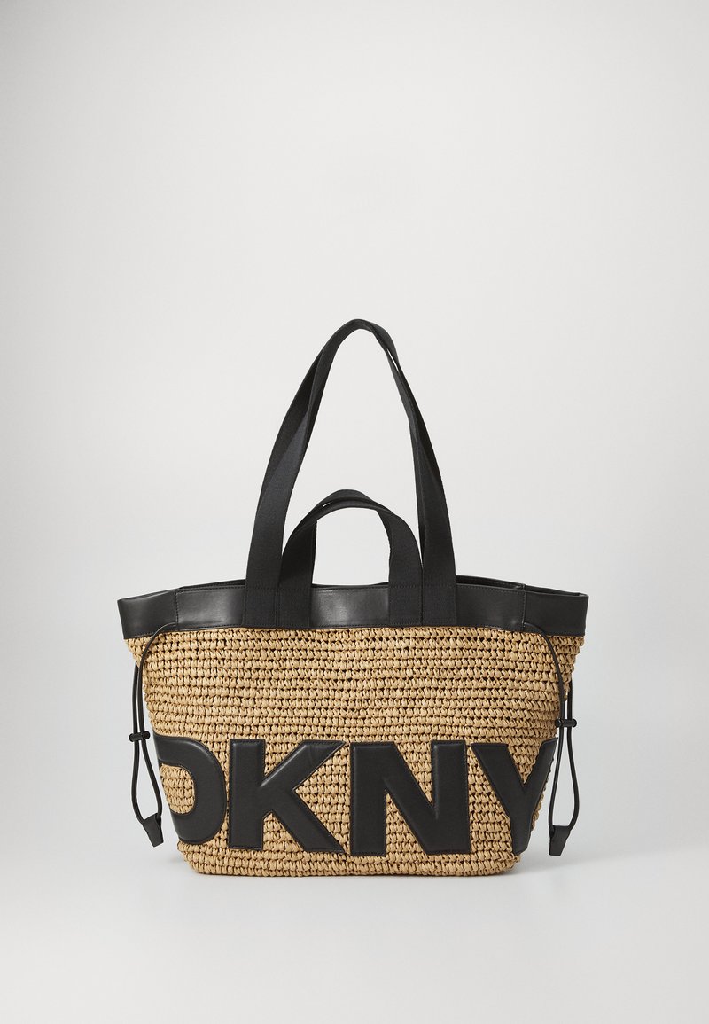 Saco de palha trançada com acabamentos em couro preto, apresentando um grande logotipo "OKNY", duas alças e fecho de cordão ajustável.