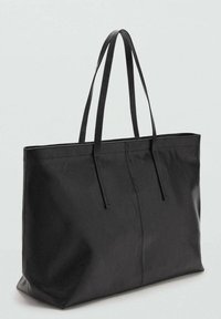 Sac fourre-tout en cuir noir avec deux longues poignées, de forme rectangulaire, texture lisse et design minimaliste. Aucun matériel ou accent visible.