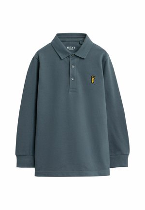Polo a maniche lunghe grigio scuro con colletto, tre bottoni, polsini a coste e un piccolo emblema giallo a forma di aragosta sul petto.