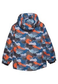 Bunte Kapuzenjacke mit einem geometrischen Camouflage-Muster in Blau, Grau, Orange und Schwarz. Das Material wirkt glatt mit strukturierten Akzenten.