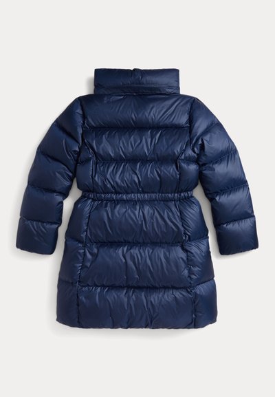 Manteau long matelassé bleu marine avec col montant et taille élastique, vu de dos sur un fond clair uni.