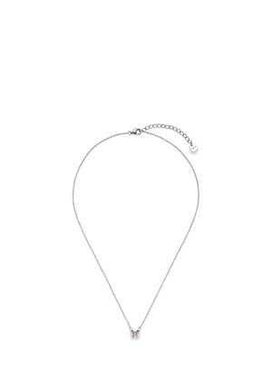 Silberne Kette mit kleinem, buntem Schmetterlings-Anhänger und verstellbarem Verschluss vor weißem Hintergrund.