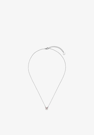 Silberne Kette mit kleinem, buntem Schmetterlings-Anhänger und verstellbarem Verschluss vor weißem Hintergrund.