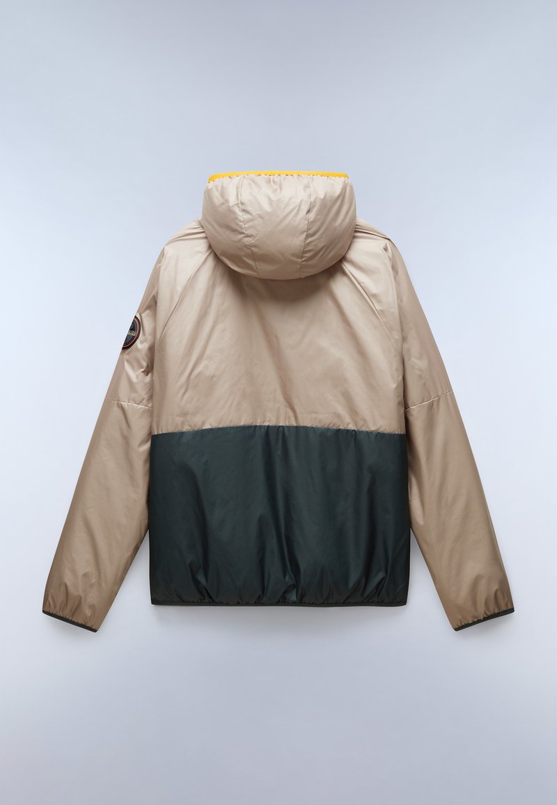 Chaqueta tipo puffa con parte superior beige y mitad inferior verde oscuro, con capucha y dobladillo elástico. Textura suave, material ligero.