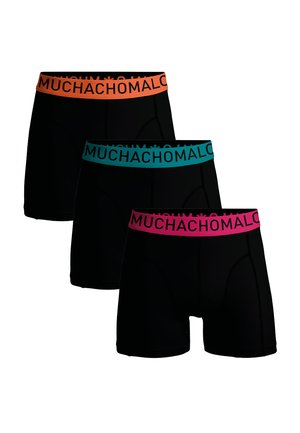 Boxer cortos negros con cinturillas elásticas coloridas en naranja, verde azulado y rosa. Cada cinturilla muestra el texto "MUCHACHOMALO."