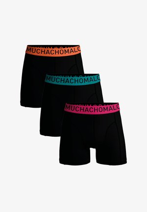 Fekete boxer alsónemű színes elasztikus derékrészekkel, narancssárga, tavi zöld és rózsaszín színekben. Minden derékrészre az "MUCHACHOMALO" felirat van nyomtatva.