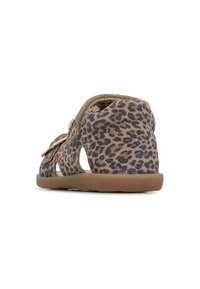 Sandal z leopardím potiskem vyrobený z měkkého semiše, s vykrojenými bočními částmi, nastavitelným popruhem a flexibilní hnědou gumovou podrážkou.