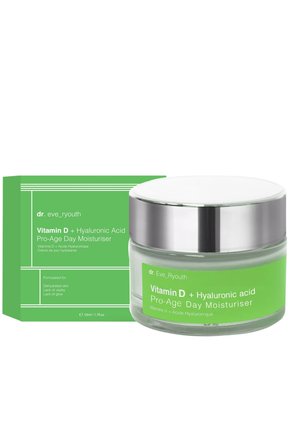 Szklany słoik i zielone opakowanie Dr. Eve_Ryouth Witamina D + Kwas hialuronowy Pro-Age Krem na dzień na skórę odwodnioną, 50 ml.