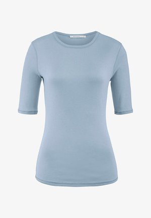 T-shirt bleu clair à manches courtes en tissu lisse et extensible. Il présente un col rond et des détails de couture subtils autour des manches.
