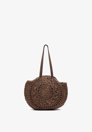 Ümmargune pruun punutud käekott pikkade nahkrihmade ja keeruka ümmarguse punutud mustriga.