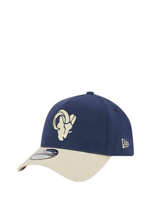Dunkelblaue Kappe mit einem beigen Schirm und einem gestickten Widder-Logo in Creme auf der Vorderseite. Hergestellt aus strukturiertem Stoff mit einem stabilen Design.