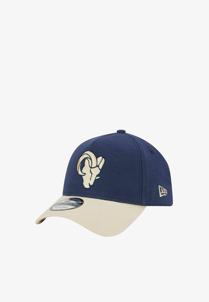 Dunkelblaue Kappe mit einem beigen Schirm und einem gestickten Widder-Logo in Creme auf der Vorderseite. Hergestellt aus strukturiertem Stoff mit einem stabilen Design.