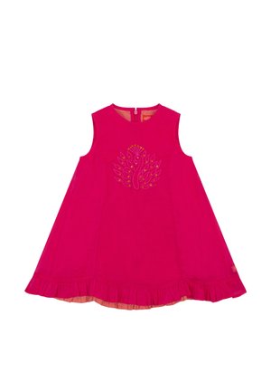 Mouwloze felroze jurk met een gerimpelde zoom en een geborduurd pauwontwerp aan de voorkant in het midden.