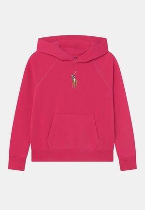 Heller pink Hoodie mit vorderer Kängurutasche und kleinem gesticktem Polo-Spieler auf dem Pferd, der zentral auf der Brust platziert ist.