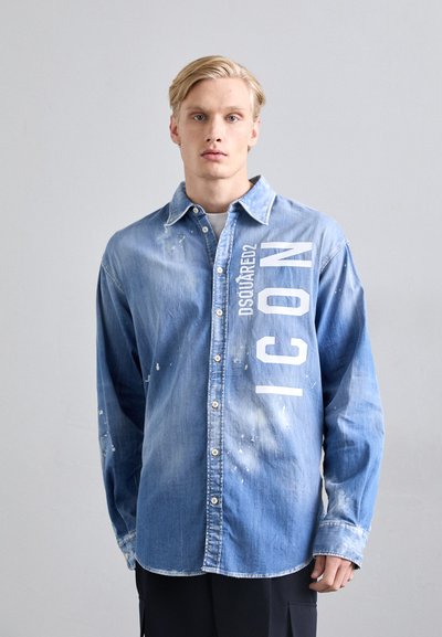 Hellblaues Denimhemd mit verblasstem Aussehen, ausgestattet mit weißem grafischem Text "DSQUARED2 ICON" und einer Knopfleiste, langen Ärmeln.