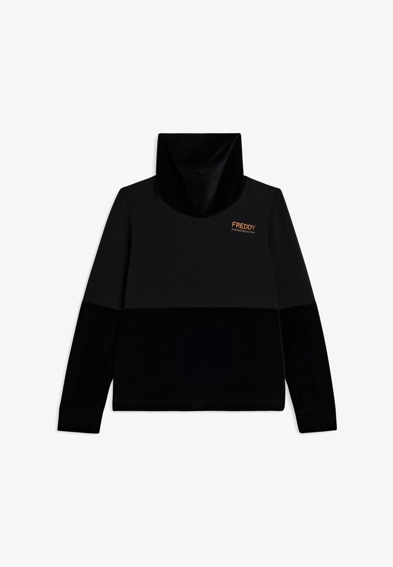 Sudadera negra con cuello alto y una textura contrastante. Un pequeño logo naranja "FREDDY" en la parte superior izquierda. Tejido suave y liso.