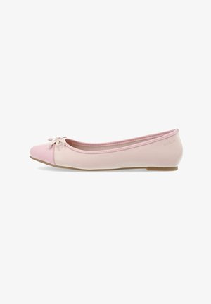 Ballerines roses clair avec un bout arrondi, un capuchon rose foncé et un petit nœud décoratif à l'avant. Texture lisse et mate.