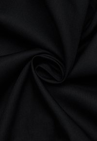 Zwarte textielstof met een gladde textuur, met een lichte glans en een dichte weving, gerangschikt in een spiraalvorm.