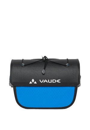Compacte zwart-blauwe Vaude-tas met roll-top ontwerp en verstelbare koordsluiting op een witte achtergrond.