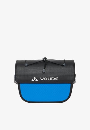 Sac compact Vaude noir et bleu avec un design à rabat roulé et une fermeture à cordon réglable sur fond blanc.