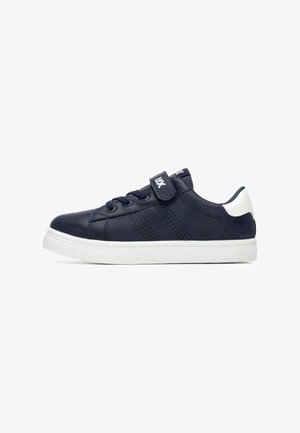 Zapatilla deportiva azul marino con detalles en blanco, que presenta una parte superior sintética lisa, diseño con cordones, tira de velcro y detalles perforados en los costados.