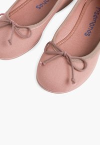 Ballerines en toile rose avec un bout rond, dotées d'un détail en nœud et d'une doublure intérieure contrastante. Texture lisse et design minimaliste.