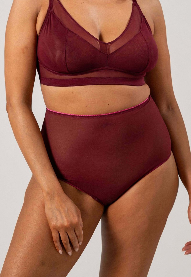 Burgunderfärgad transparent bh och högmidjad trosuppsättning med en slät textur, V-ringad design och kontrasterande rosa sömmar.
