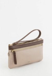 Bolso de cuero beige con un panel de acento marrón, con cremalleras doradas y una correa para la muñeca para un transporte fácil. Textura suave, diseño compacto.