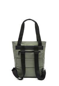 Borsa a spalla verde in finta pelle con due manici neri, tasca frontale con zip e cuciture verticali. Presenta una tracolla regolabile.