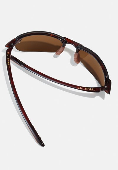 Lunettes de soleil en écaille de tortue avec des verres marron, au design élégant, branches fines avec un logo doré "MJ SPORT" et coussinets en caoutchouc pour le confort.