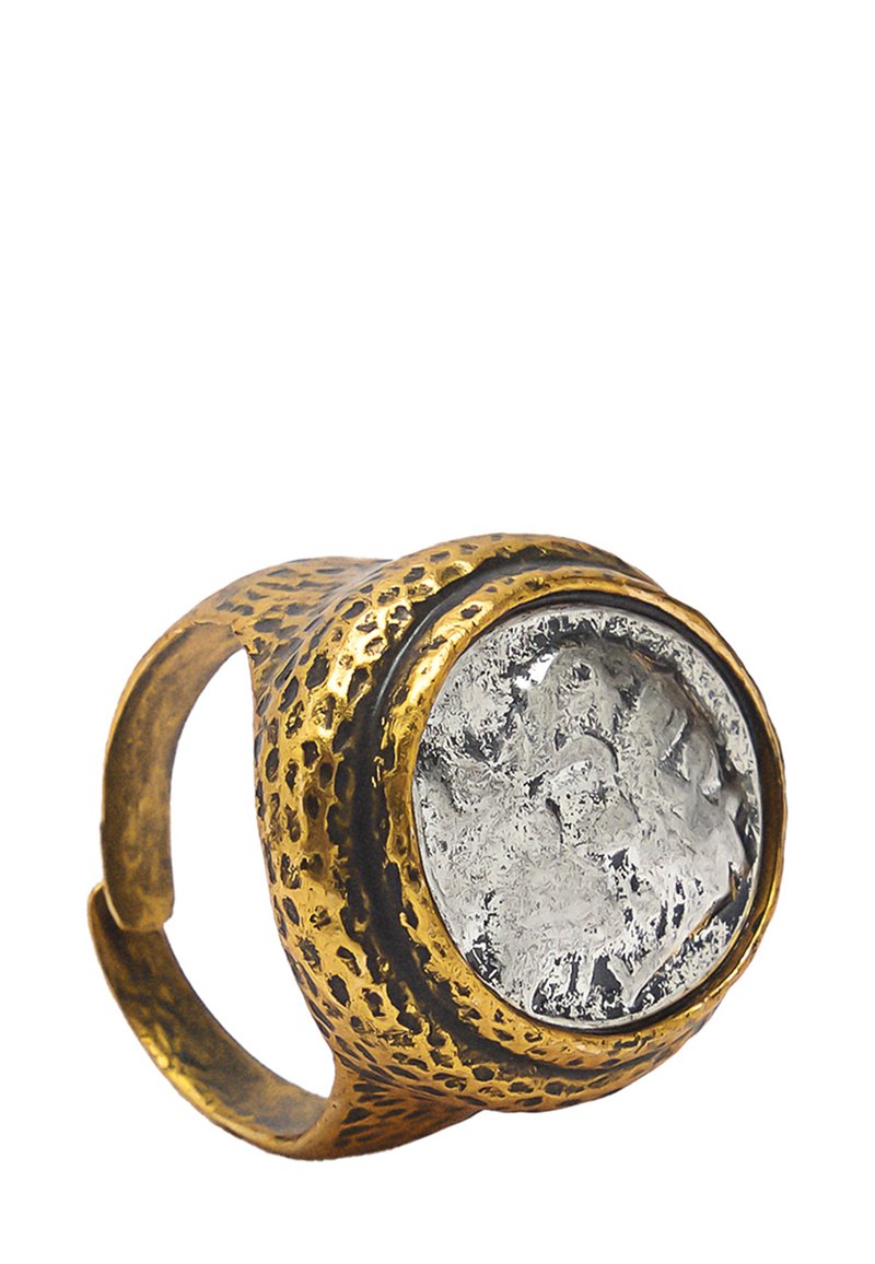 Pierścionek w kolorze złotym z teksturowaną obręczą i wyraźnym srebrnym kamieniem z misternym wzorem wypukłym. Regulowany projekt odpowiedni do różnych rozmiarów.