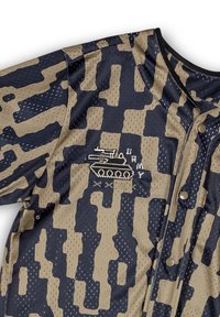 Camisa de camuflaje en azul oscuro y caqui, con textura perforada y cierre de botones. Gráfico bordado de un tanque con el detalle "ARMY".