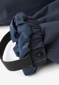 Laukku tummansinisestä kankaasta, jossa on kerätty yläosa ja joustava sulkeminen. Varustettu mustalla hihnalla ja nappikoristeella. Valmistettu sileästä, kestävästä materiaalista.