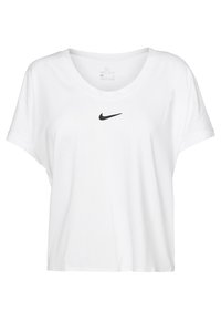Camiseta blanca Dri-FIT de manga corta, con cuello redondo y un logo negro de Nike centrado en el pecho. Textura suave, corte casual.