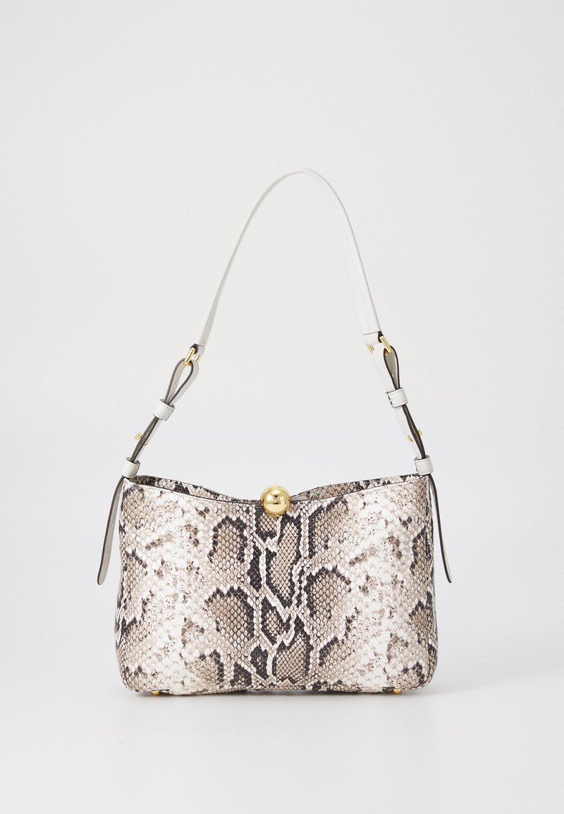 Sac à main imprimé en python avec une chaîne en cuir blanc. Doté de quincaillerie dorée et d'un design structuré, mettant en valeur des écailles embossées et un fermoir.