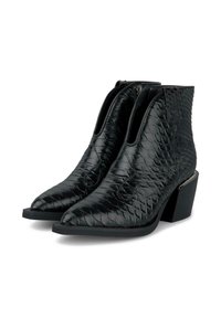 Botas de tobillo negras con un patrón texturizado de piel de serpiente, punteras afiladas y un tacón ancho. Cierre de cremallera en la parte trasera para facilitar su uso.