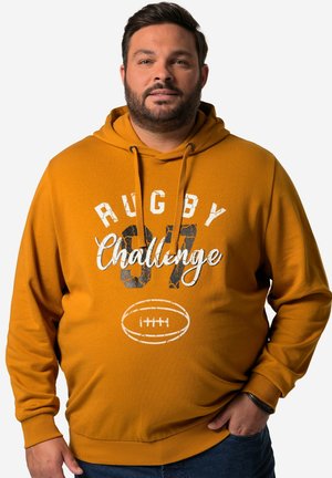 Sennepsfarvet hættetrøje med "RUGBY 97" og "Challenge" grafik. Har ribbede manchetter og en kengurulomme. Blød stofstruktur.