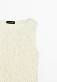 Biały koronkowy top bez rękawów z okrągłym dekoltem i czarną metką Massimo Dutti wszytą wewnątrz kołnierza.
