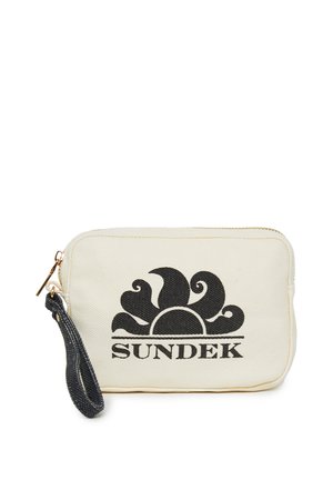 Kleine rechthoekige beige stoffen pouch met zwart zonlogo, "SUNDEK" tekst, zwart polsbandje en gouden rits op witte achtergrond.