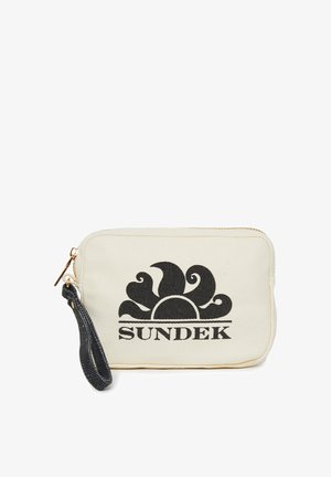Petite pochette rectangulaire en tissu beige avec logo soleil noir, texte « SUNDEK », lanière noire pour le poignet et fermeture éclair dorée sur fond blanc.