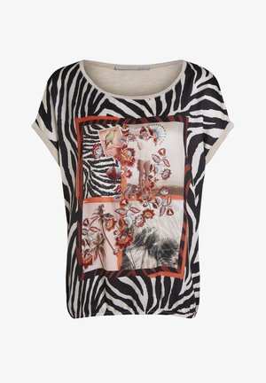 Kortærmet top med et sort-hvidt zebra mønster, der har et blomster grafisk design i røde og orange nuancer på en beige baggrund.