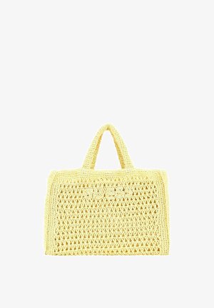 Borsa tote gialla all'uncinetto con manici corti e motivo a trama aperta, mostrata su sfondo bianco.