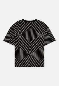 Camiseta negra de manga corta con un patrón geométrico hexagonal en blanco. El diseño incluye formas concéntricas con un grosor alternante.