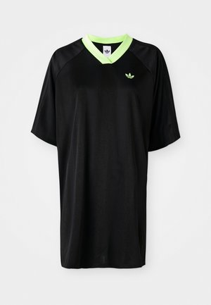 T-shirt de sport noir à manches courtes avec un col en V vert et un logo brodé sur la poitrine. Texture lisse et coupe décontractée.
