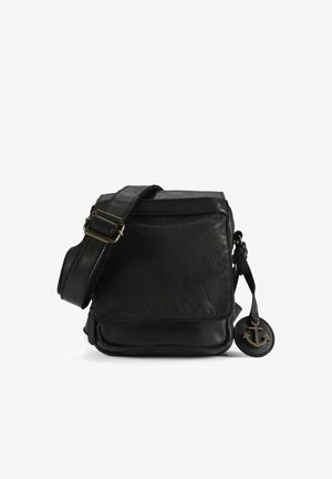 Borsa a tracolla in pelle nera con superficie testurizzata, tracolla regolabile e dettaglio circolare in metallo con design ad ancora.