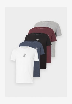 Fünf T-Shirts mit Rundhalsausschnitt in Weiß, Navy, Schwarz, Burgunderrot und Grau, jeweils mit kleinem Tokyo-Motiv oder Text vorne.